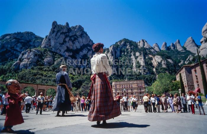 MONESTIR DE MONTSERRAT 
BALL DE GEGANTS