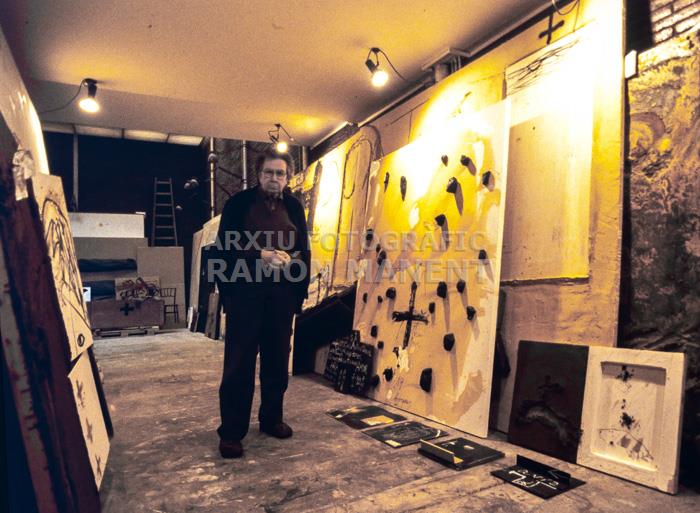 ANTONI TAPIES AL SEU ESTUDI