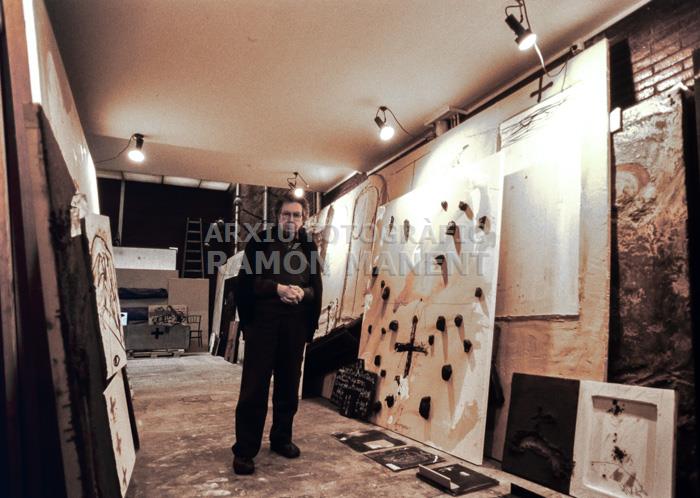 ANTONI TAPIES AL SEU ESTUDI 2002