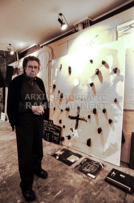 ANTONI TAPIES AL SEU ESTUDI 2002