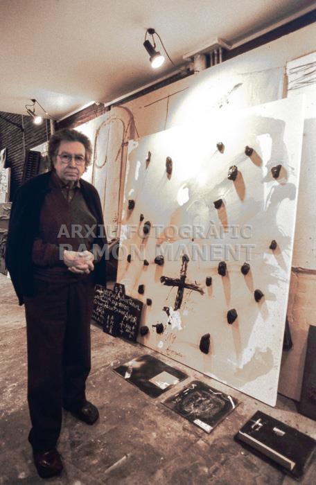 ANTONI TAPIES AL SEU ESTUDI