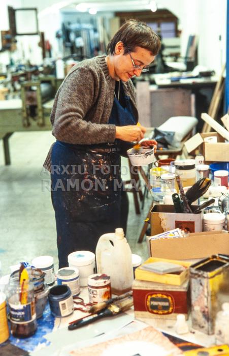 ANNA COMELLES 
AL SEU ESTUDI