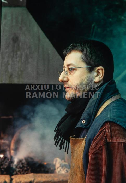 JORDI ALCARAZ TREBALLANT LA FORJA 
AL SEU TALLER