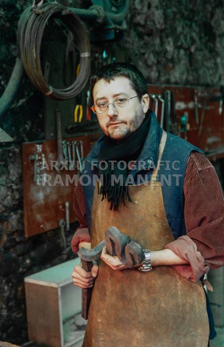 JORDI ALCARAZ TREBALLANT LA FORJA 
AL SEU TALLER