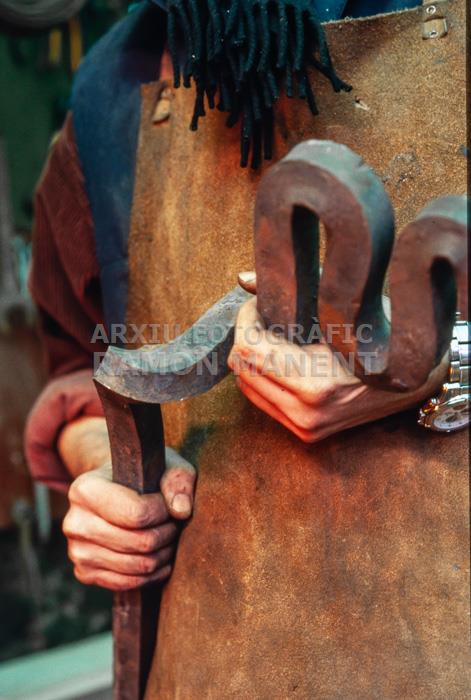 JORDI ALCARAZ TREBALLANT LA FORJA 
AL SEU TALLER