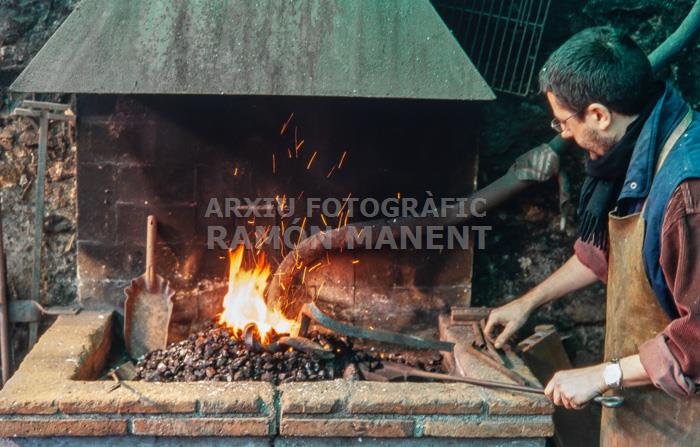 JORDI ALCARAZ TREBALLANT LA FORJA 
AL SEU TALLER