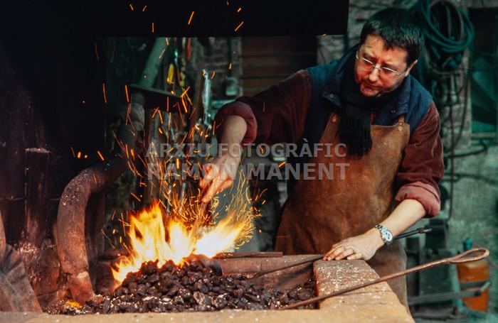 JORDI ALCARAZ TREBALLANT LA FORJA 
AL SEU TALLER