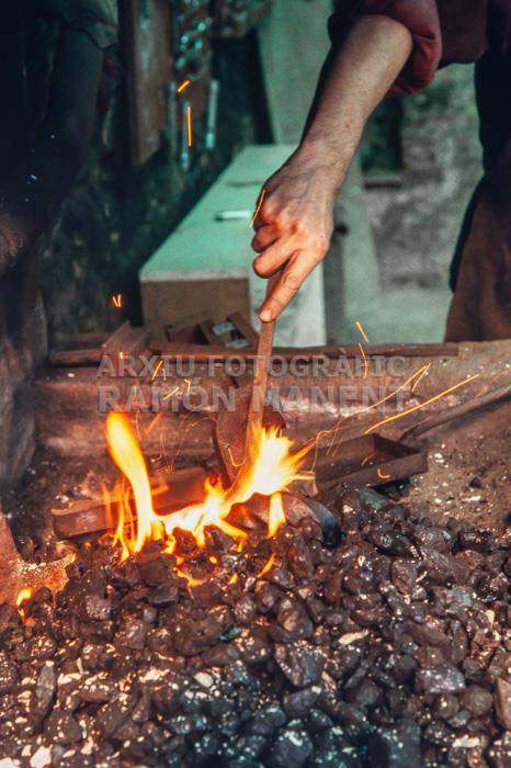 JORDI ALCARAZ TREBALLANT LA FORJA 
AL SEU TALLER