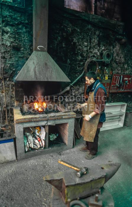 JORDI ALCARAZ TREBALLANT LA FORJA 
AL SEU TALLER