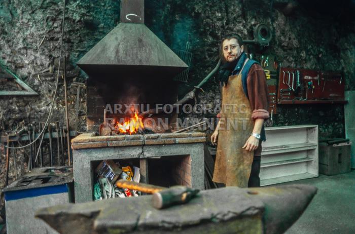 JORDI ALCARAZ TREBALLANT LA FORJA 
AL SEU TALLER