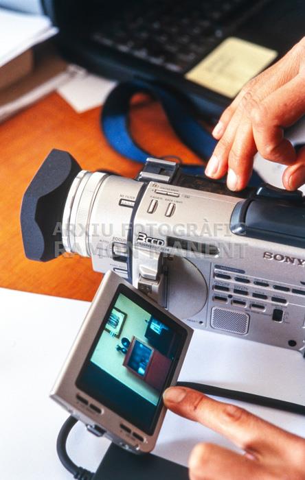 EULALIA VALLDOSERA AL SEU ESTUDI