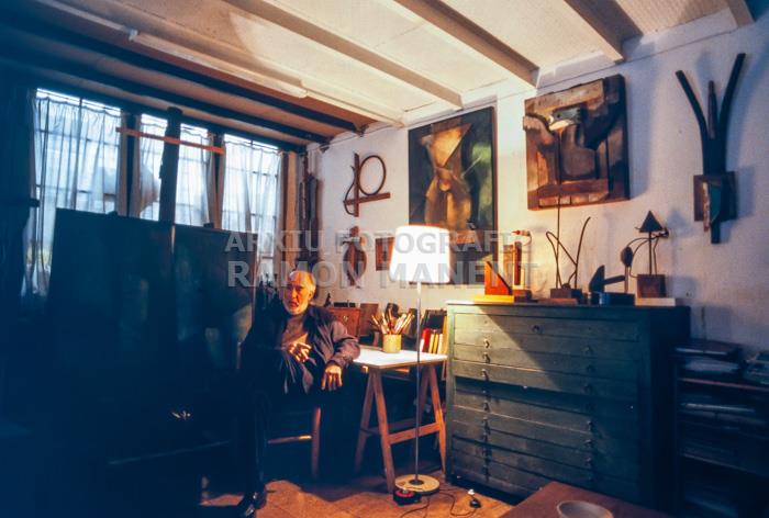 JOAN VILA GRAU AL SEU ESTUDI 2002