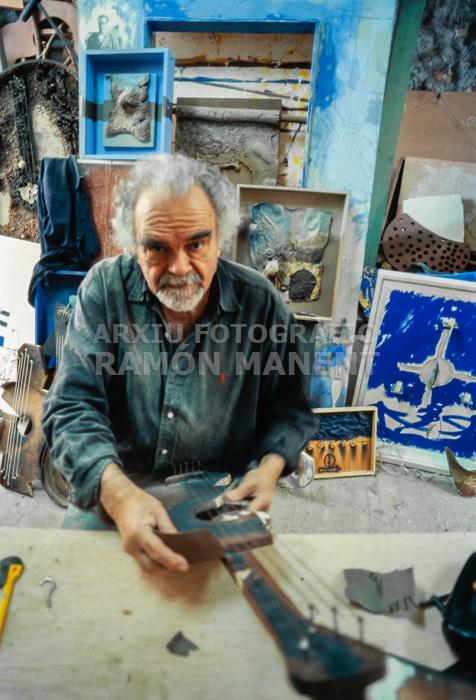 JOSEP GUINOVART AL SEU ESTUDI 2002