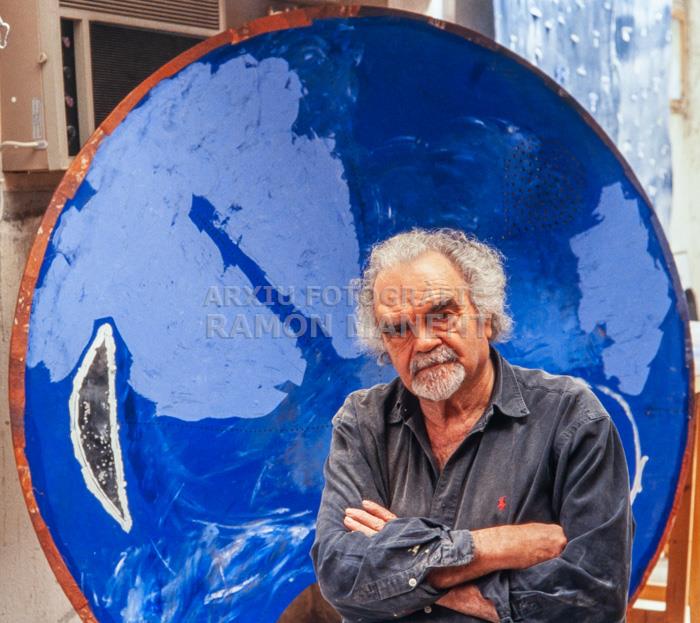 JOSEP GUINOVART AL SEU ESTUDI 2002