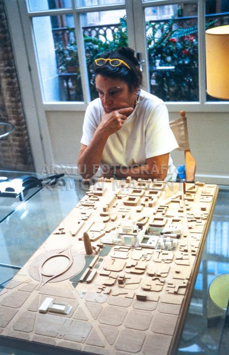 BET GALI ARQUITECTE AL SEU ESTUDI