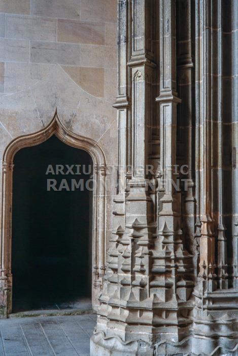 CARTOIXA DE MONTALEGRE ENTRADA ESGLESIA (DETALL PORTALADA)