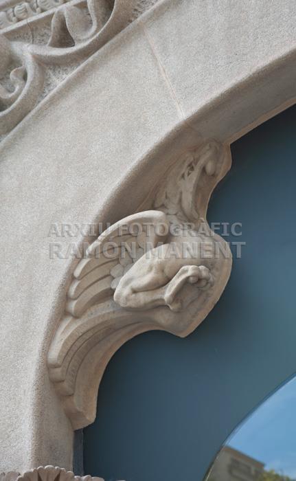 DRAC A LA FAÇANA DE LA CASA LLEO MORERA