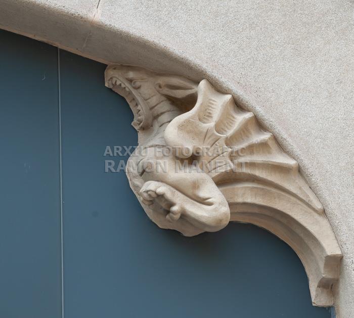 DRAC A LA FAÇANA DE LA CASA LLEO MORERA