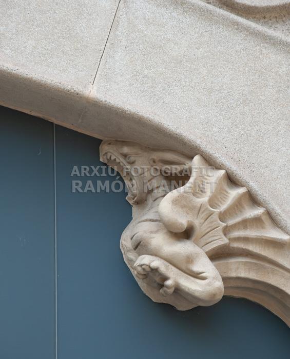 DRAC A LA FAÇANA DE LA CASA LLEO MORERA