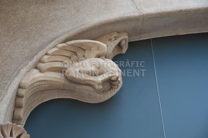 DRAC A LA FAÇANA DE LA CASA LLEO MORERA