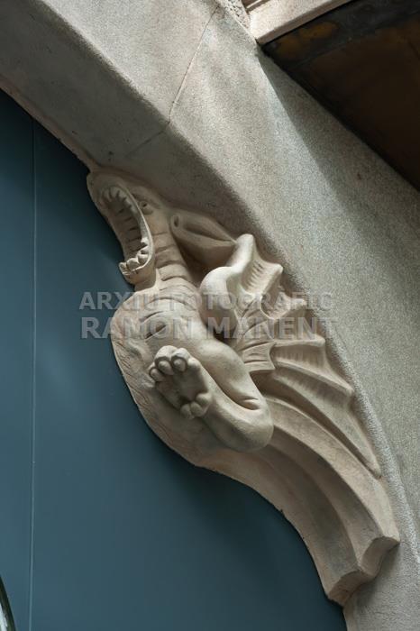 DRAC A LA FAÇANA DE LA CASA LLEO MORERA