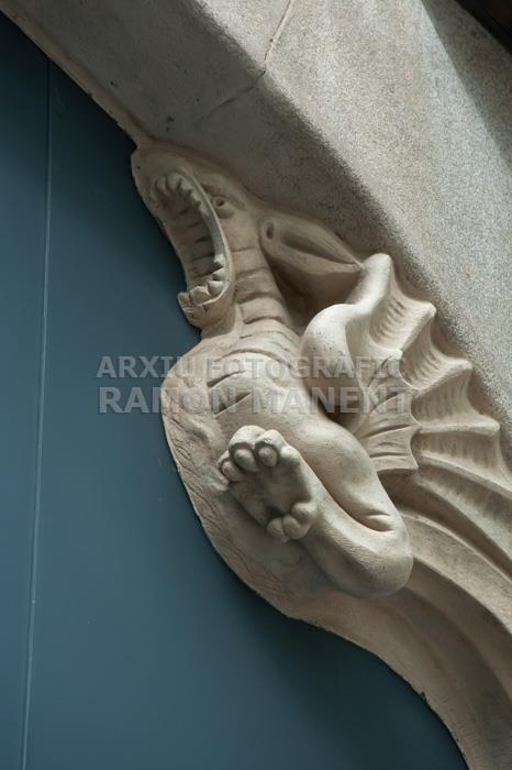 DRAC A LA FAÇANA DE LA CASA LLEO MORERA