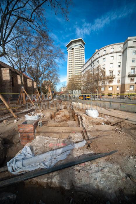 RESTES PAVIMENT DE LA CASERNA DE DRASSANES 
EXCAVACIONS PORTAL DE LA PAU 2023
