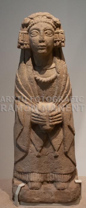 FIGURA FEMENINA OFERENT PROCEDENT DEL CERRO DE LOS ANGELES MONTALEGRE DEL CASTILLO CACERES 
MUSEO ARQUEOLÓGICO NACIONAL