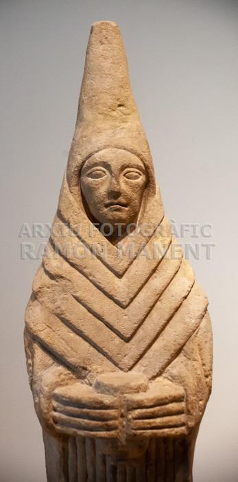 FIGURA FEMENINA OFERENT PROCEDENT DEL CERRO DE LOS ANGELES MONTALEGRE DEL CASTILLO CACERES 
MUSEO ARQUEOLÓGICO NACIONAL