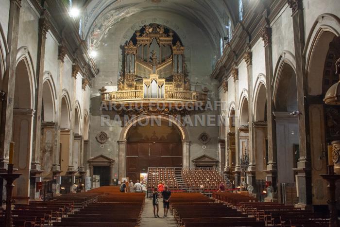 INSTALACIÓ GRADES PER LA MISSA DE LES SANTES NAU CENTRAL BASILICA DE SANTA MARIA