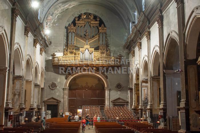 INSTALACIÓ GRADES PER LA MISSA DE LES SANTES NAU CENTRAL BASILICA DE SANTA MARIA