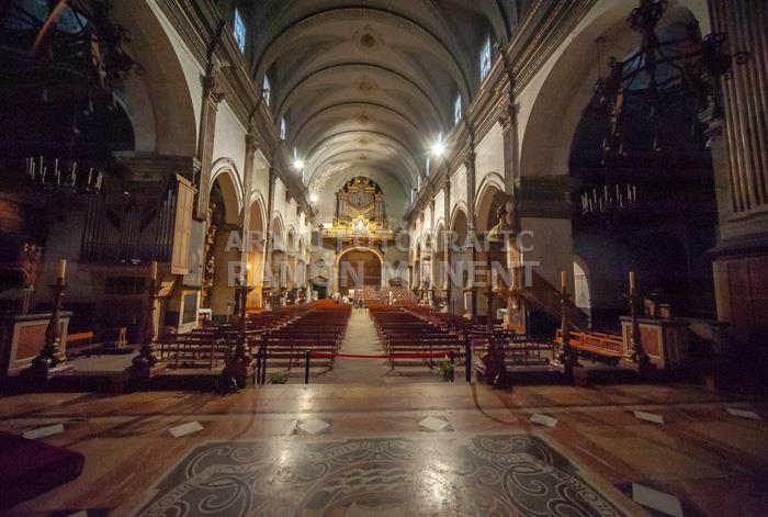 INSTALACIÓ GRADES PER LA MISSA DE LES SANTES NAU CENTRAL BASILICA DE SANTA MARIA