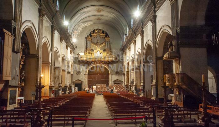 INSTALACIÓ GRADES PER LA MISSA DE LES SANTES NAU CENTRAL BASILICA DE SANTA MARIA