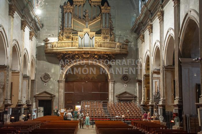 INSTALACIÓ GRADES PER LA MISSA DE LES SANTES NAU CENTRAL BASILICA DE SANTA MARIA
