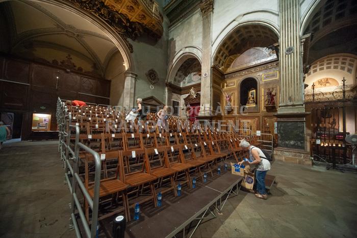 INSTALACIÓ GRADES PER LA MISSA DE LES SANTES NAU CENTRAL BASILICA DE SANTA MARIA