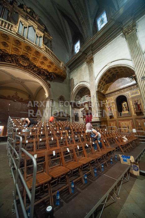 INSTALACIÓ GRADES PER LA MISSA DE LES SANTES NAU CENTRAL BASILICA DE SANTA MARIA