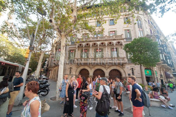 CASA MARFA PASSEIG DE GRÀCIA AMB TURISTES