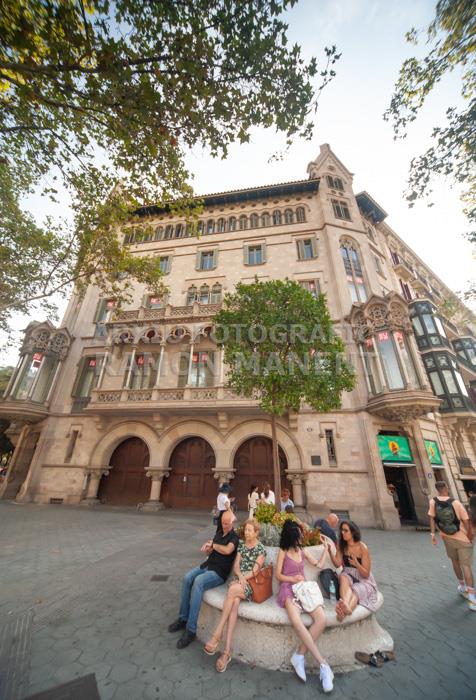 CASA MARFA PASSEIG DE GRÀCIA AMB TURISTES
