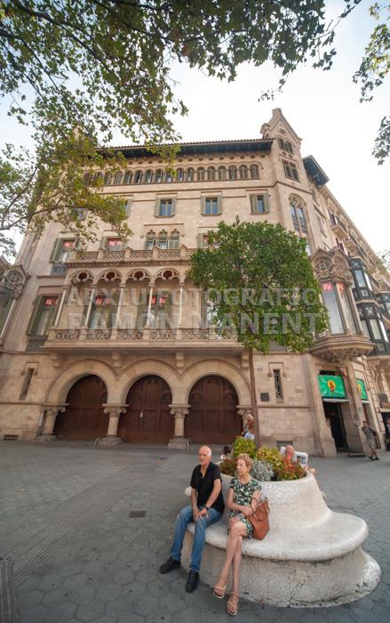 CASA MARFA PASSEIG DE GRÀCIA AMB TURISTES