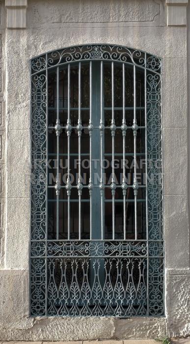 FINESTRA CARRER BALMES MATARO