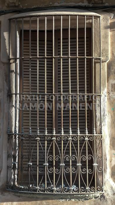 FINESTRA CARRER SANT ANTONI MATARO