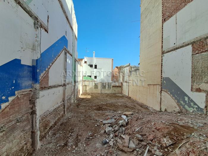 SOLAR CARRER VELAZQUEZ MATARO