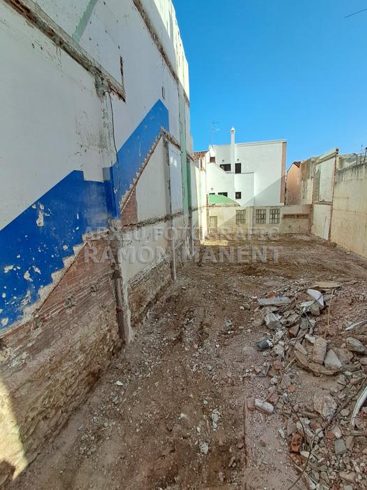 SOLAR CARRER VELAZQUEZ MATARO