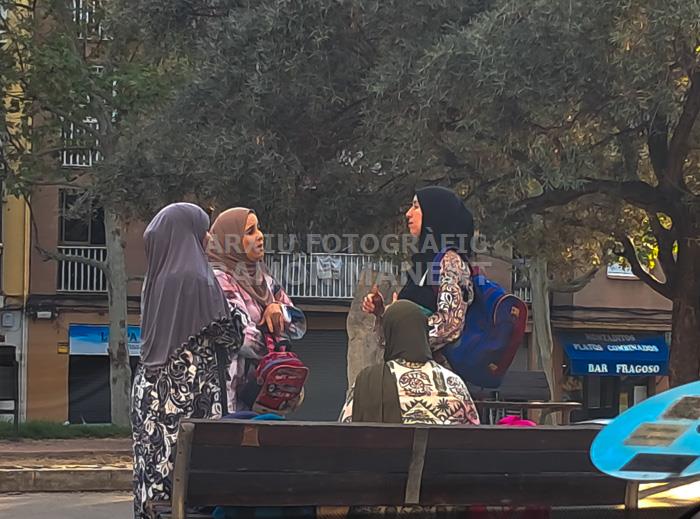 PLAÇA ANDALUCIA DONES ARABS