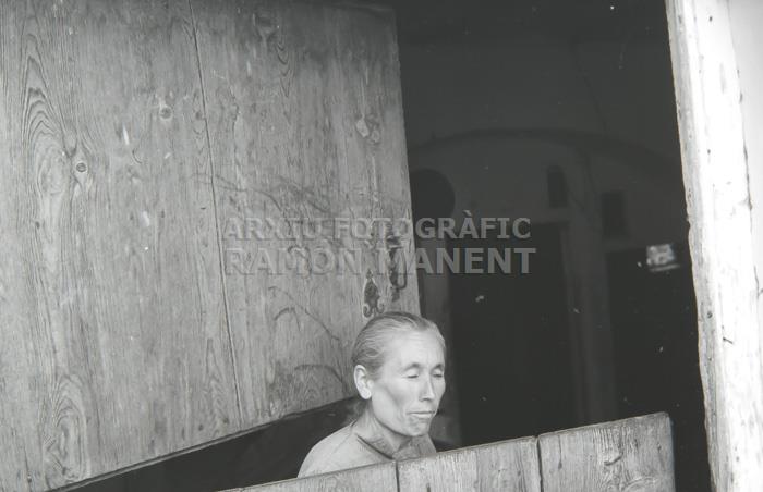 DONA AMAGANT-SE DARRERA LA PORTA MIRAMBELL MAESTRAT