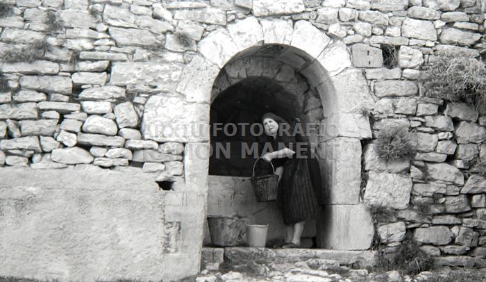 DONA TREIENT AIGUA DE LA CISTERNA MIRAMBELL MAESTRAT