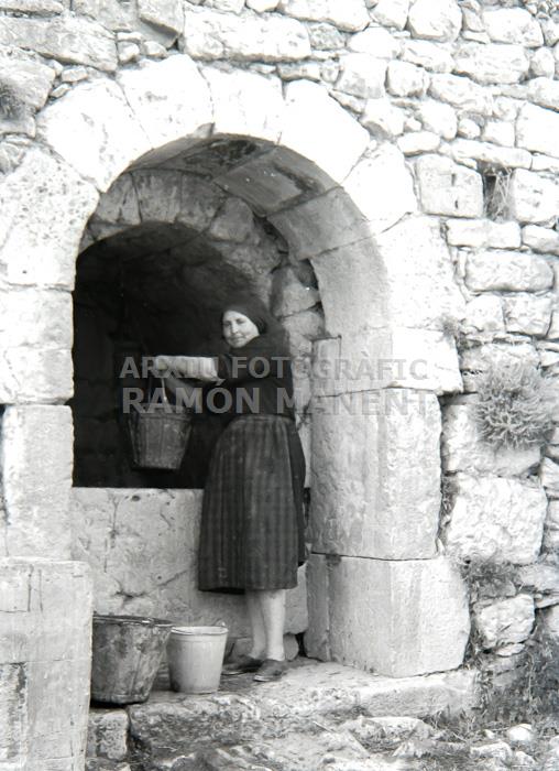 DONA TREIENT AIGUA DE LA CISTERNA MIRAMBELL MAESTRAT